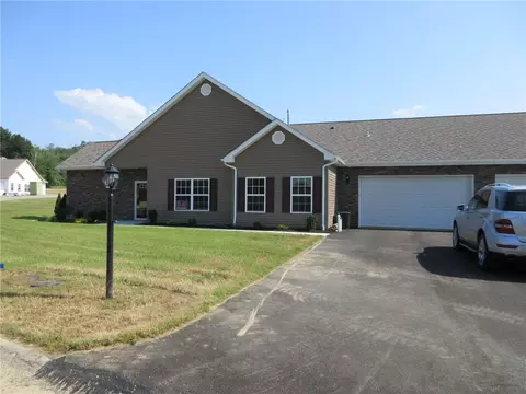 160 Clearwater Dr, Ellwood City, PA 16117