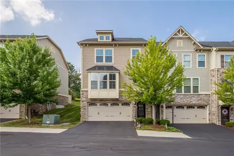 879 Beacon Ln, Pittsburgh, PA 15237