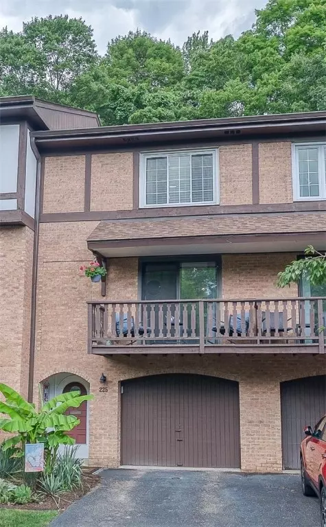 225 Thornberry Dr, Pittsburgh, PA 15237