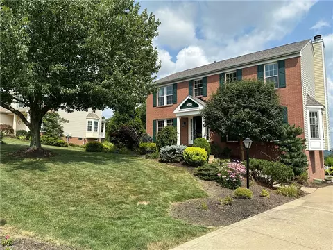8005 Woodcreek Dr, Bridgeville, PA 15017