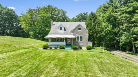 748 School St, Crescent, PA 15046