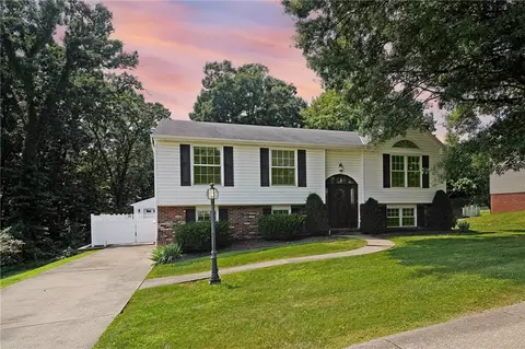 352 Meade Dr, Coraopolis, PA 15108