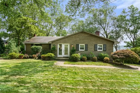1318 Sky Ridge Dr, Pittsburgh, PA 15241