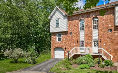 716 Carters Grove Dr, Gibsonia, PA 15044
