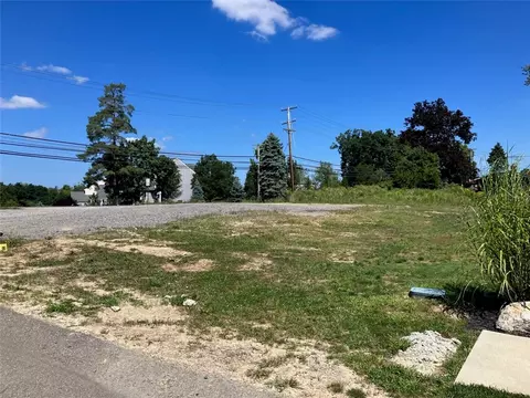 1001 Mitchell Dr, Mckees Rocks, PA 15136