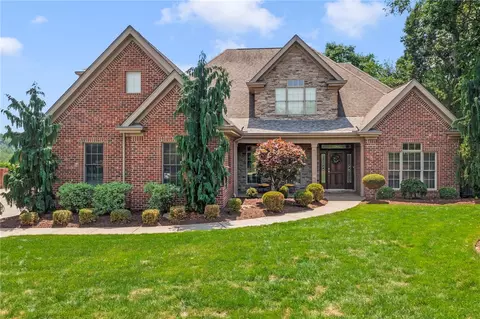 402 Ironwood Dr, Canonsburg, PA 15317