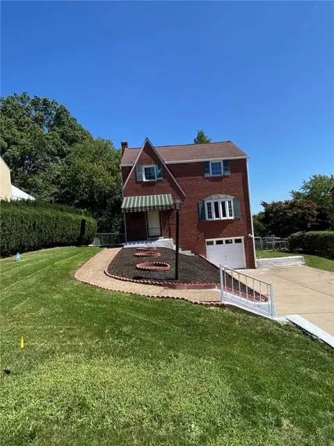 4971 Roberta Dr, Pittsburgh, PA 15236