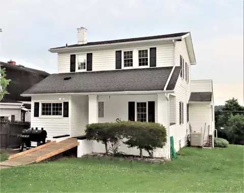 301 Summit Ave, Ellwood City, PA 16117