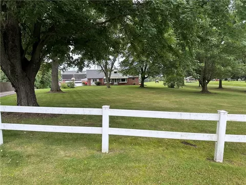 138 Green Manor Dr, Butler, PA 16002