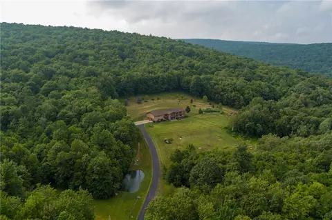 147 Forest Edge Dr, Johnstown, PA 15905