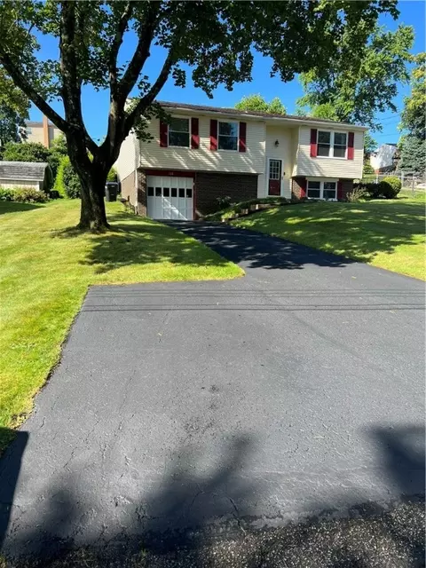 111 W Crestridge Dr, Coraopolis, PA 15108