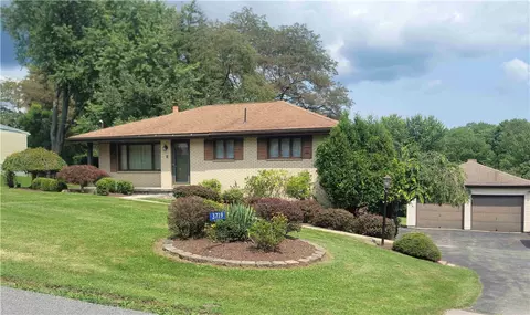 3719 Hollow Rd, New Castle, PA 16101