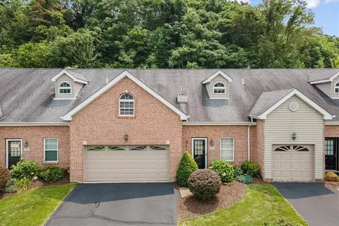 7086 Clubview Dr, Bridgeville, PA 15017