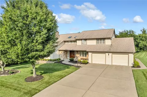 2110 Farm View Dr, Coraopolis, PA 15108