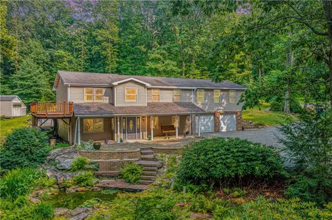 130 Mountainview Rd, Acme, PA 15610