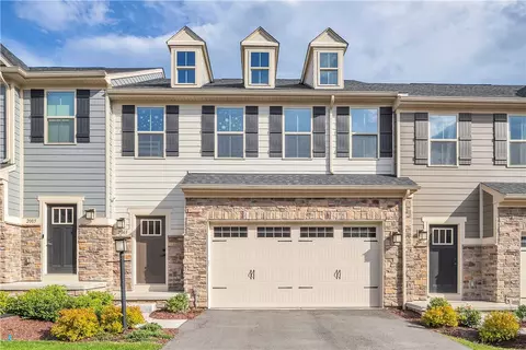 2003 Augusta Ln, Jeannette, PA 15644
