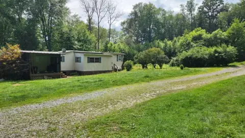 21 Oak St, Cherry Tree, PA 15724
