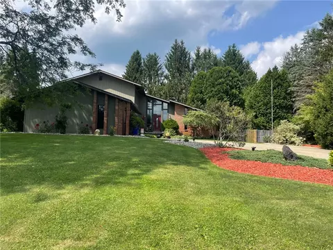 12 Manor View Dr, Greenville, PA 16125