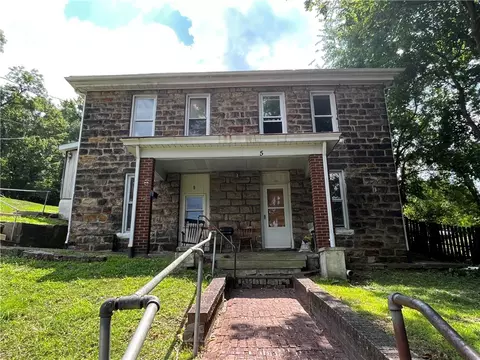 6 E Division St, Jeannette, PA 15644