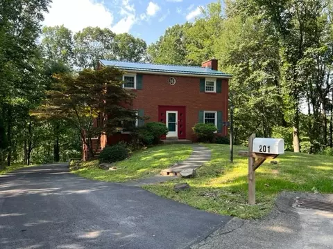 201 Woodbury Dr, Greensburg, PA 15601