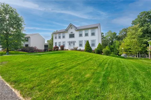 107 Westwind Dr, Moon Township, PA 15108