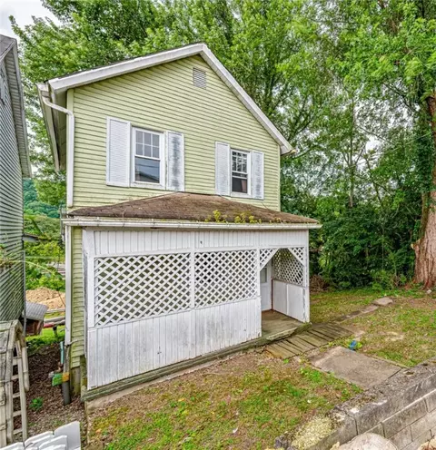 4 Howe St, Elrama, PA 15038