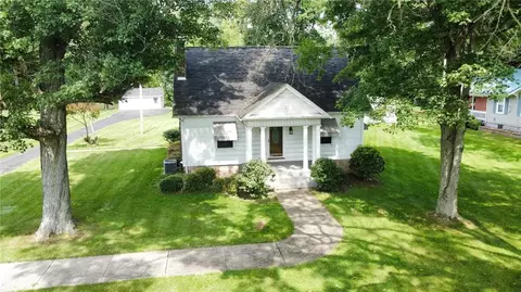 229 Country Club Dr, Ellwood City, PA 16117