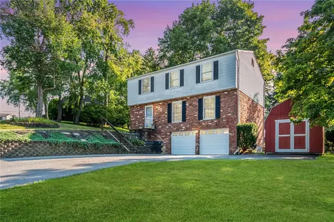 318 Sunlight Dr, Coraopolis, PA 15108