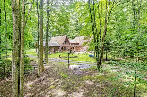 28 Woods Ln, Dawson, PA 15428