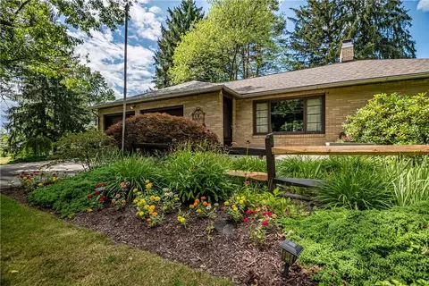 1875 Valley View Dr, Hermitage, PA 16148