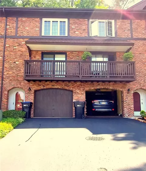 525 Kingsberry Ct, Pittsburgh, PA 15237