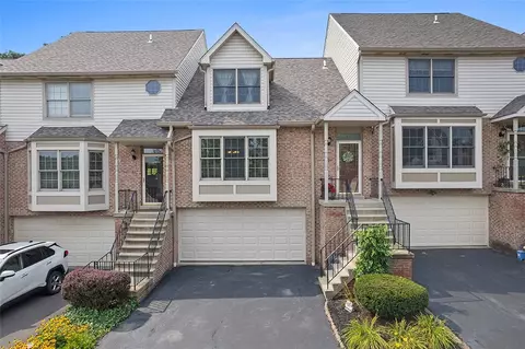 204 Woodcrest Dr, Coraopolis, PA 15108