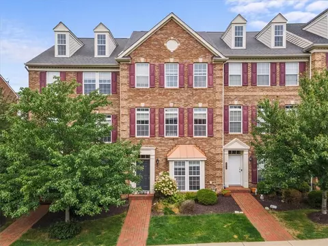 2009 Village Run Rd, Wexford, PA 15090