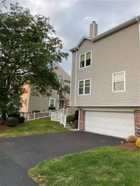 112 Old Village Ln, Bethel Park, PA 15102