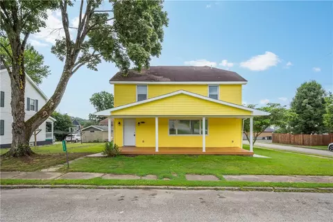 1017 W Third St, Grindstone, PA 15442