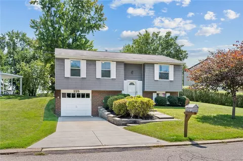 225 Cresthaven Ln, Pittsburgh, PA 15237