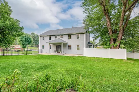 14381 Ridge Rd, Irwin, PA 15642