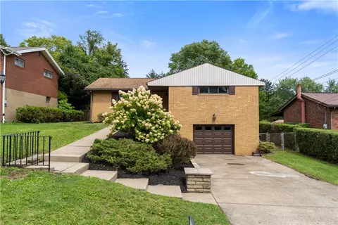 204 Clubside Dr, Coraopolis, PA 15108