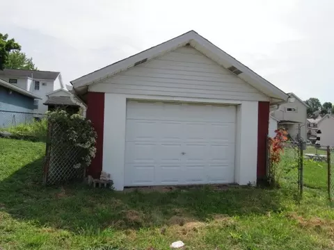 109 Yoder Ave, Mount Pleasant, PA 15666 photo 5