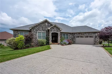 1138 Lauralynn Dr, Latrobe, PA 15650