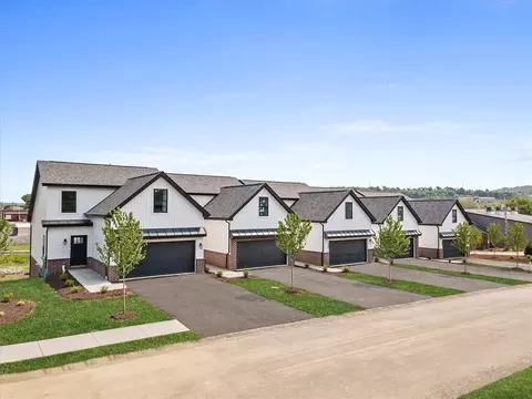 223 Hanover Ln, Washington, PA 15342