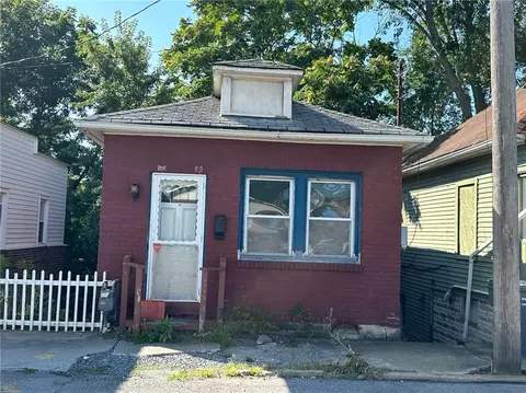 425 Wampum Ave, Ellwood City, PA 16117