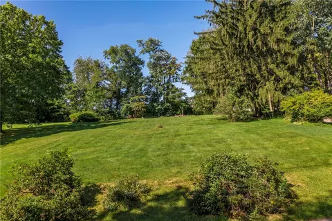 220 Highway View Dr, Mcmurray, PA 15317