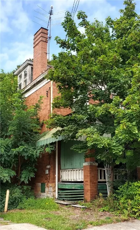 2264 Dellrose St, Pittsburgh, PA 15210