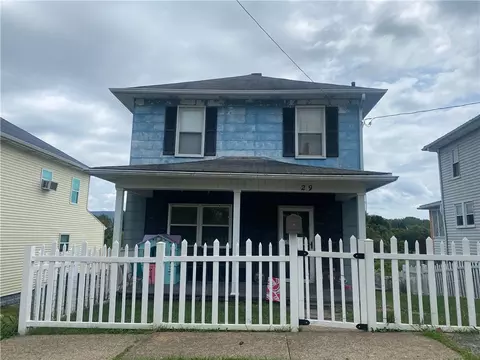 29 Vernon St, Uniontown, PA 15401