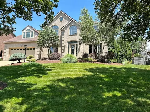 5756 Happy Hills Dr, Bethel Park, PA 15102