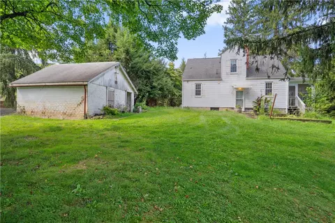 106 Lutes Rd, Finleyville, PA 15332
