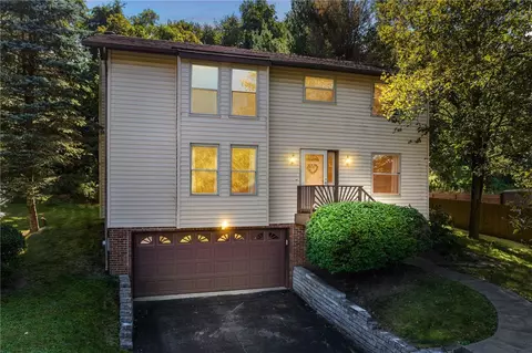220 Lakeside Dr, Mckees Rocks, PA 15136