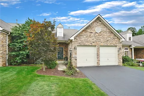 1048 Surrey Woods Dr, Canonsburg, PA 15317