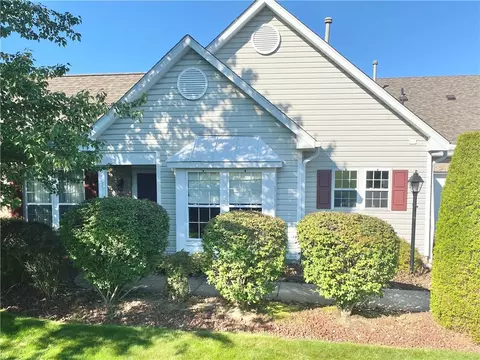 2406 Greystone Dr, Coraopolis, PA 15108